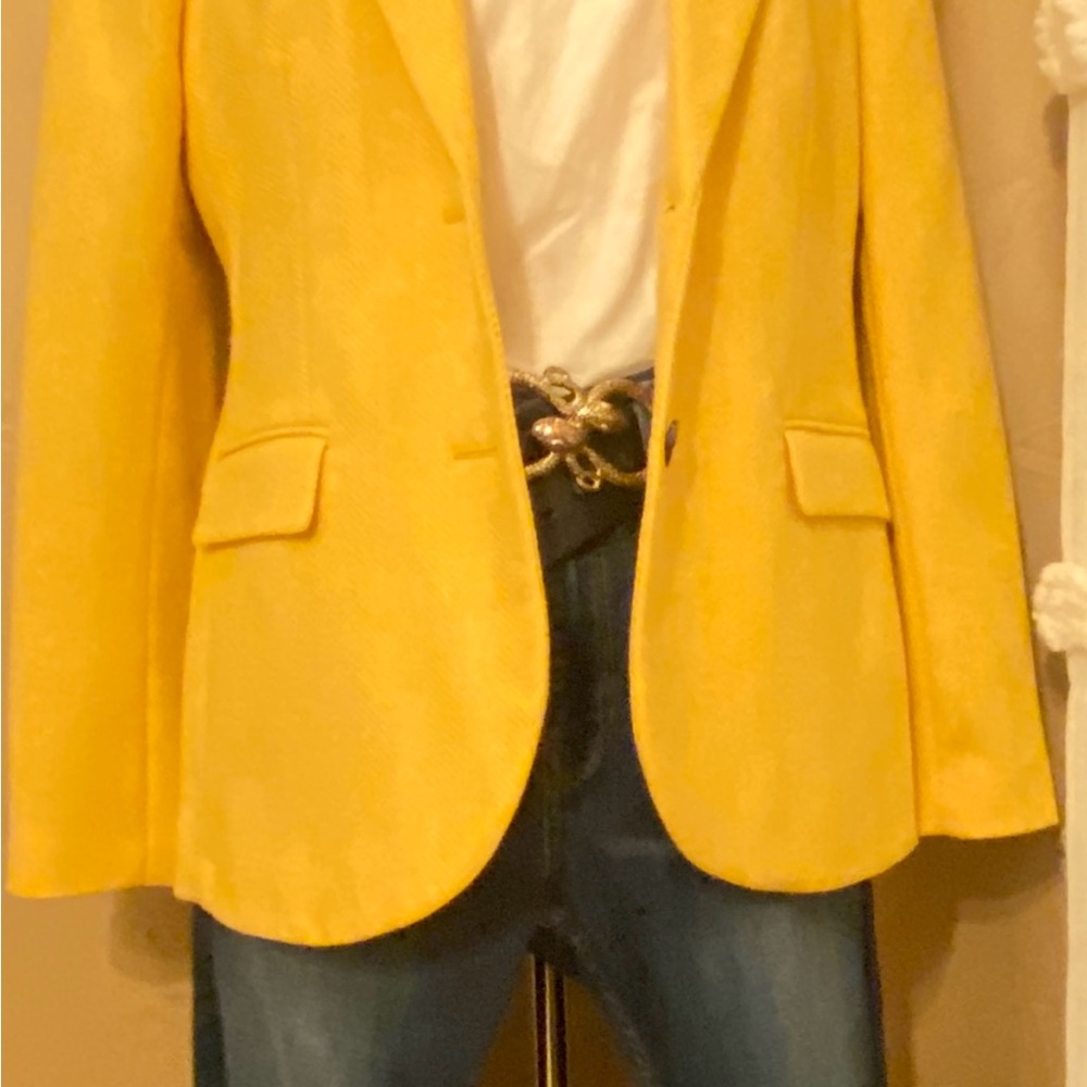 Vibrant Yellow Blazer with Notched Lapels and Classic Cut